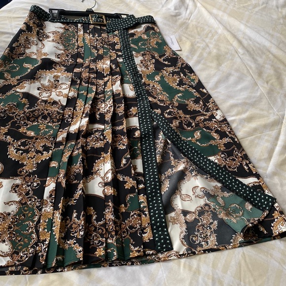 Maxi A-line front Pleated Skirt with front slit - Picture 2 of 7